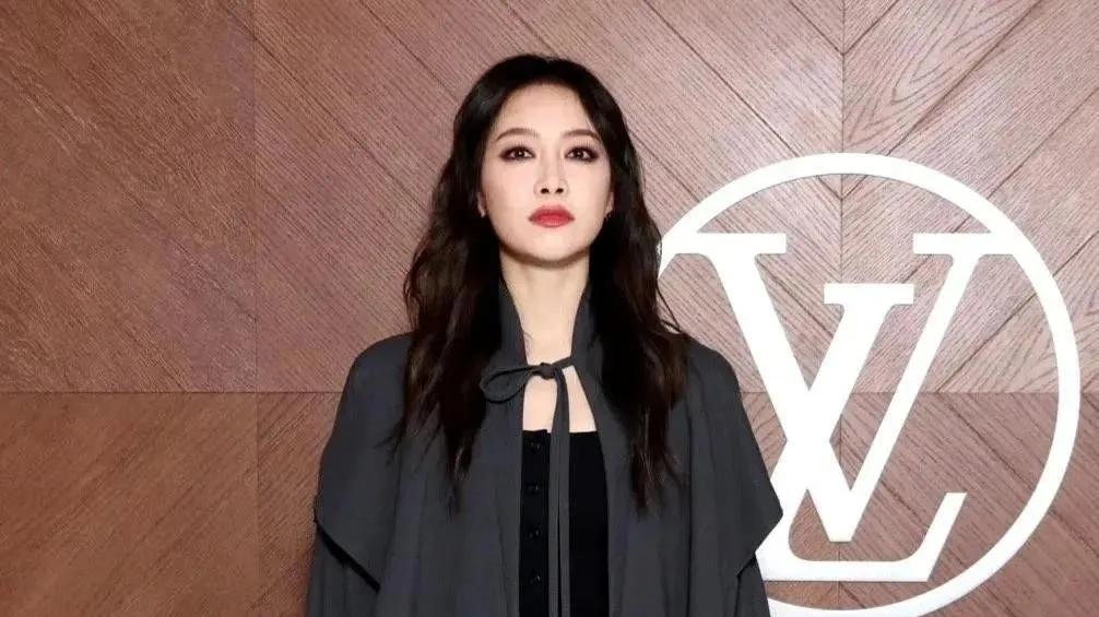 LV大秀：宋茜老了，周冬雨脸垮了，却被穿半截裤的全智贤抢了镜