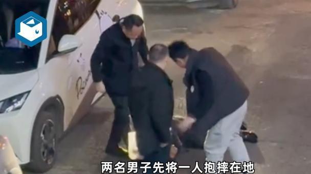 3男子殴打六旬保安，伤势严重，酒店老板硬气说绝不私了