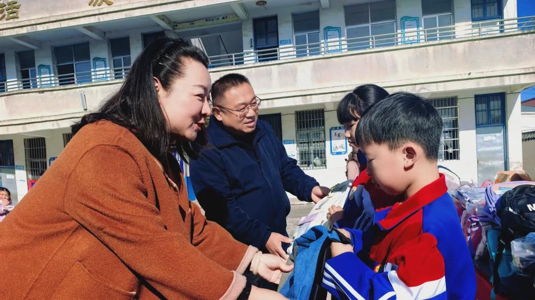 手拉手 温暖行 信阳市第一实验小学与张棚小学的温暖之约