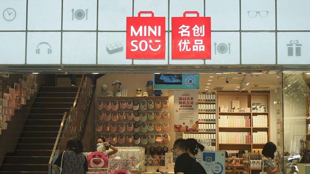 名创优品被指售过期两个月零食，顾客索赔1000元，门店回应称疑是职业打假人