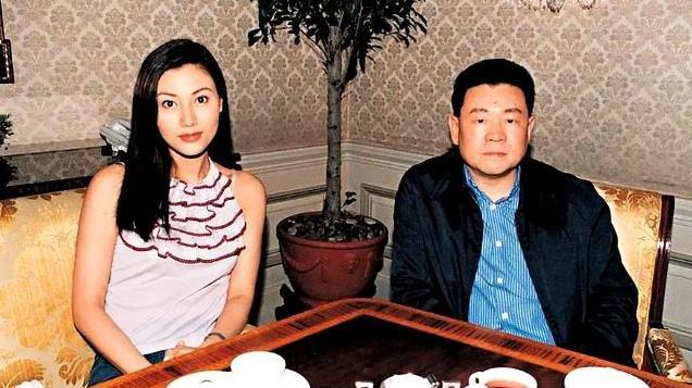 54岁李嘉欣露面！膀大腰粗不敢认，颜值断崖下滑，女神也不敌岁月