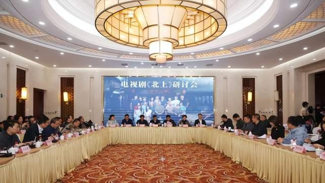 西装杀疯了！白鹿把研讨会走成米兰秀场！