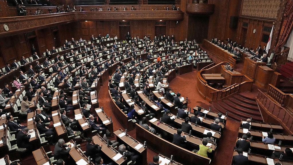 东京·京都连续两目爆发反政府抗议，民众高呼 " 停止军事冒险”