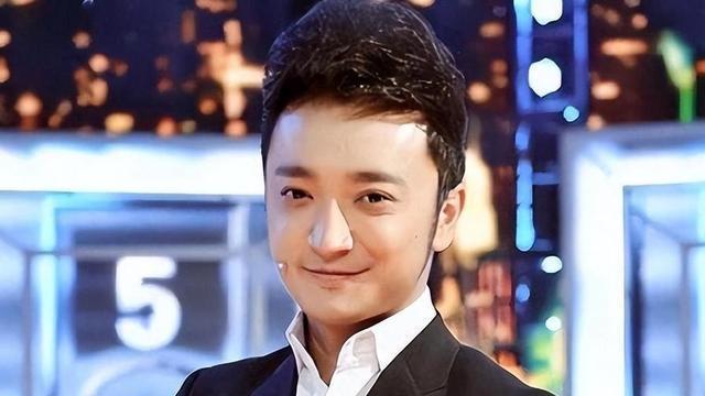 曾是央视名嘴，31岁因一句话离开央视赴美国，如今50岁现状如何了