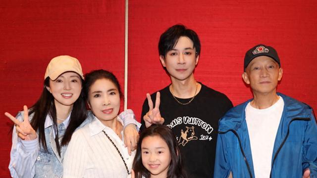 董璇二婚婚宴细节曝光，现场朴实接地气，张维伊过往争议引关注