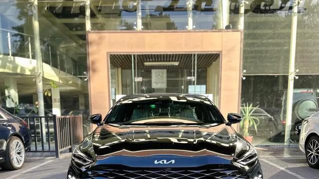 2025款起亚K8：韩系旗舰轿车的豪华与科技之旅