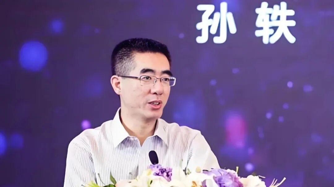 从滨海港畔到香江之畔：孙轶的“跨界”征程与开放中国的新叙事