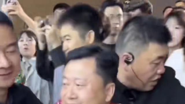 重庆荣昌卤鹅哥，上海车展投喂360董事长周鸿祎：遭粉丝点名批评
