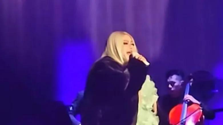 52岁张惠妹被调侃胖成石矶娘娘，照样slay全场，中年歌迷看哭