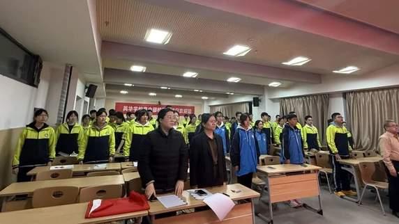 呼和浩特市英华学校新团员入团仪式隆重举行