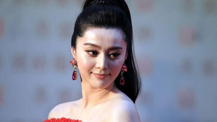 范冰冰身穿低胸衣, 网友: 没事儿不要紧的
