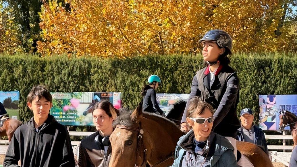 刘烨儿女现身马场骑马，15岁诺一身高破一米八，妹妹骑马英姿飒爽
