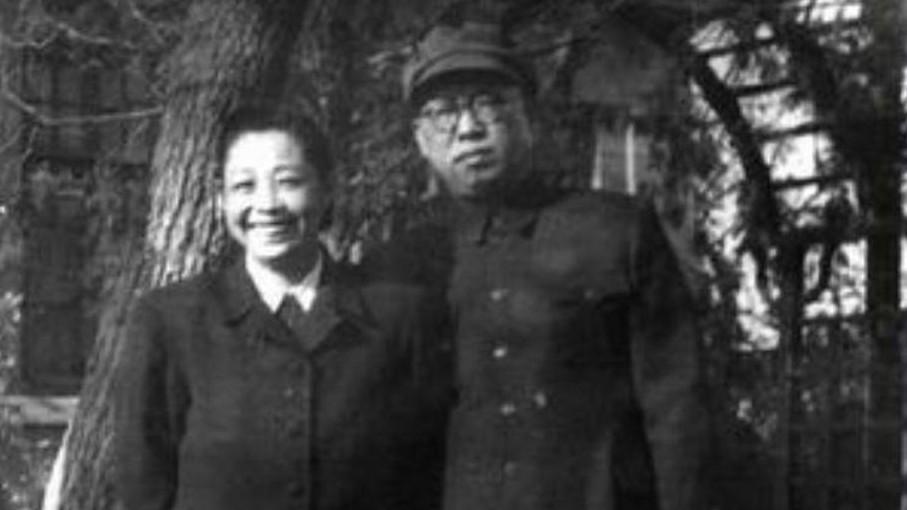 1953年彭老总探望罗帅：你在北戴河养病
