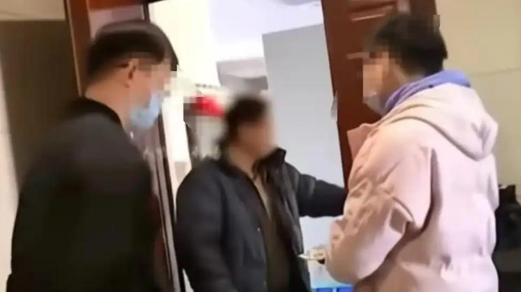 争议不休！7 岁男孩偷吃邻居 “变态辣” 外卖住院，家长索赔遭拒