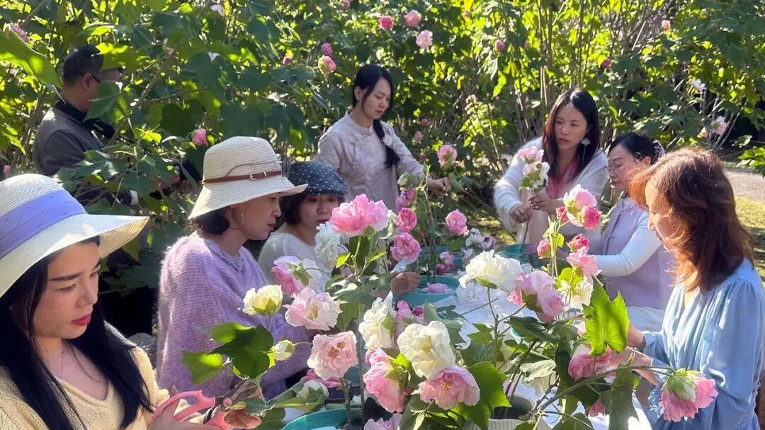 50 多岁该挣钱还是享清福？钱永远也挣不完，该为自己活才不亏！