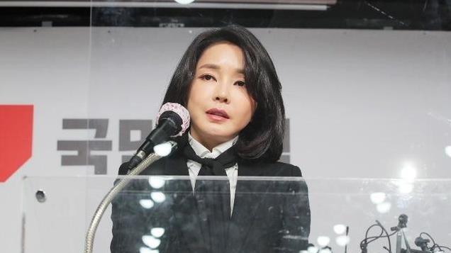 尹锡悦的婚姻：52岁娶40岁白富美，为她付出一切，却难留一儿半女