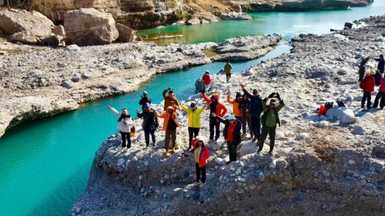 西安人“日韩杆”都去了“水上雅丹”，湾里村应对走红的反应超赞