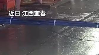 真是吓人！喝醉酒躺在马路中间，这简直是拿生命开玩笑！家人就在旁边，居然也不管不顾