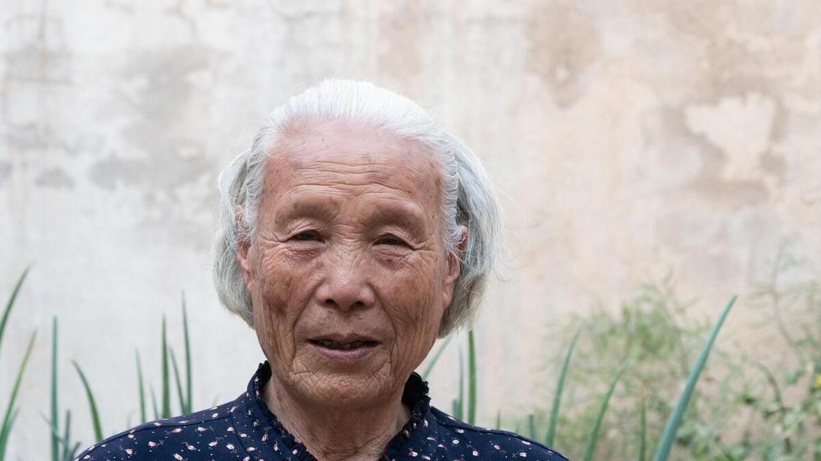 母亲一直在继兄家，直到嫂子的电话让我紧急赶回老家