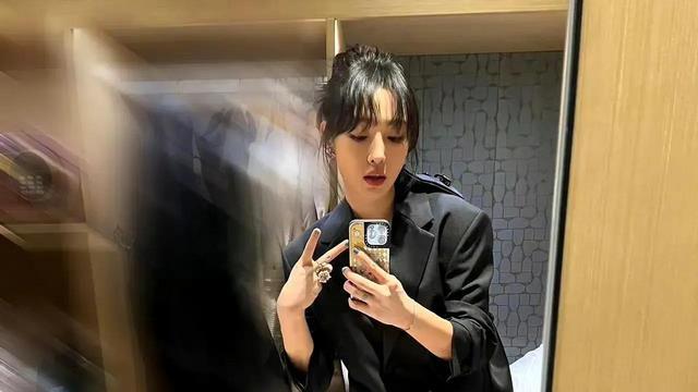 40多身材还那么好，难怪出了丑闻后还能演大女主，资源确实不错