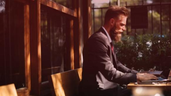 警惕“伪一人公司”：你到底是自己的老板，还是换个地方打工？