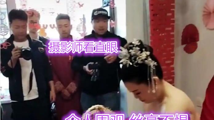 女子穿抹胸深V婚纱结婚，性格爽朗：展示我的实力，有什么不对