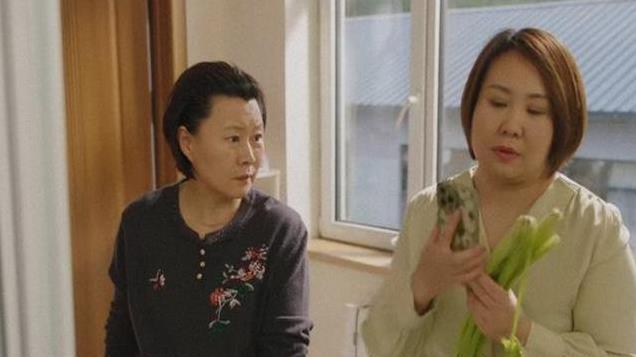 《乡村爱情17》第一集就穿帮，永强娘手机拿反，脖子上疤痕引热议