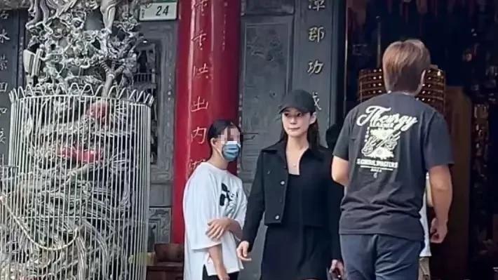 台媒直击汪小菲带女儿爬山玥儿又瘦又高惹人心疼，却不见霖霖身影