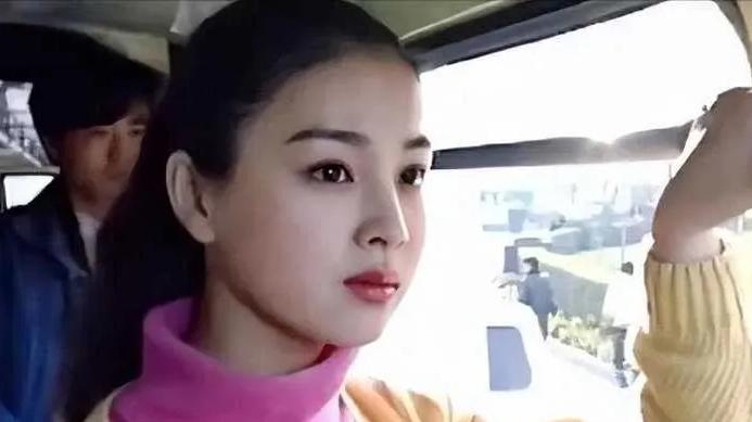 演员赵明明：怀孕期间丈夫出轨，没出月子就离婚，独自抚养女儿23年，风光背后有泪水