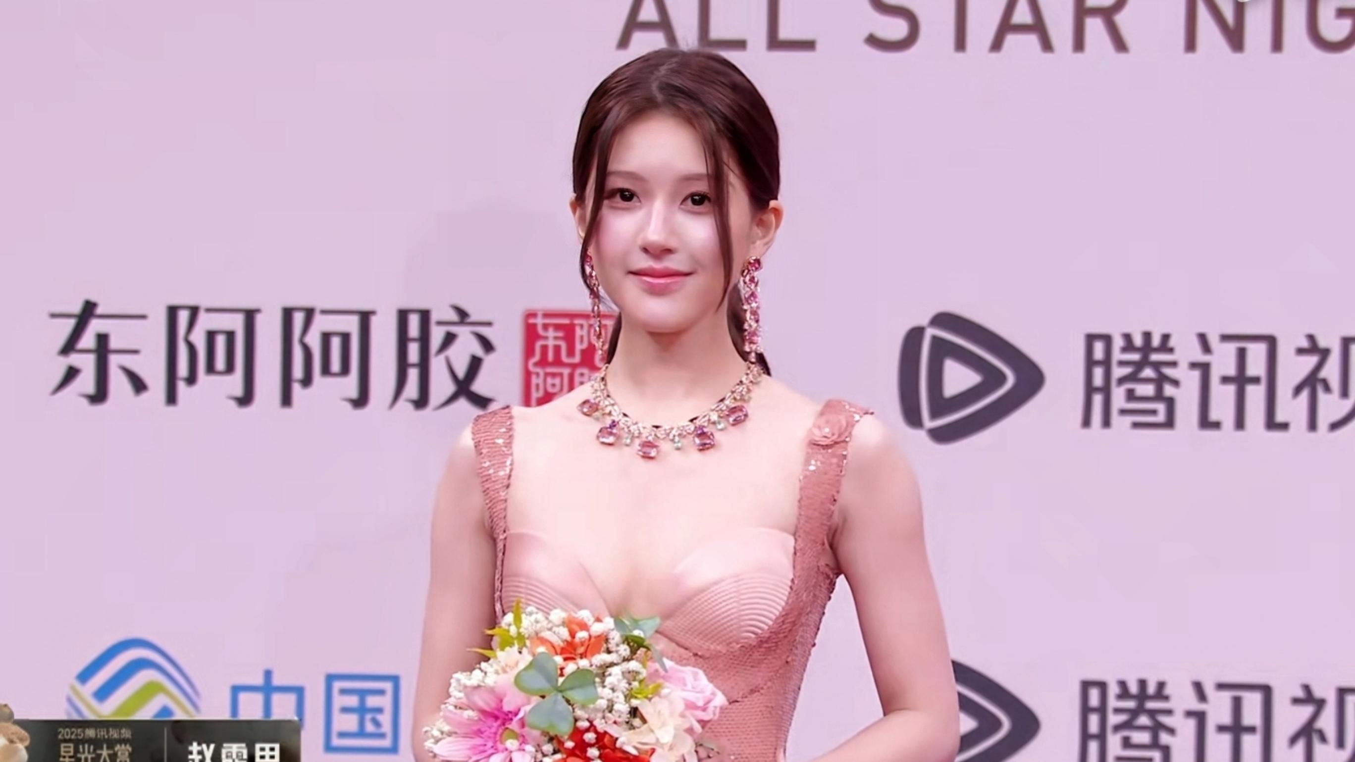 赵露思亮相星光大赏红毯，颜值气质引关注