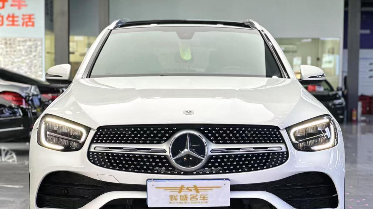 GLC300L臻藏版：2022款准新车，6.9秒破百，西装暴？！