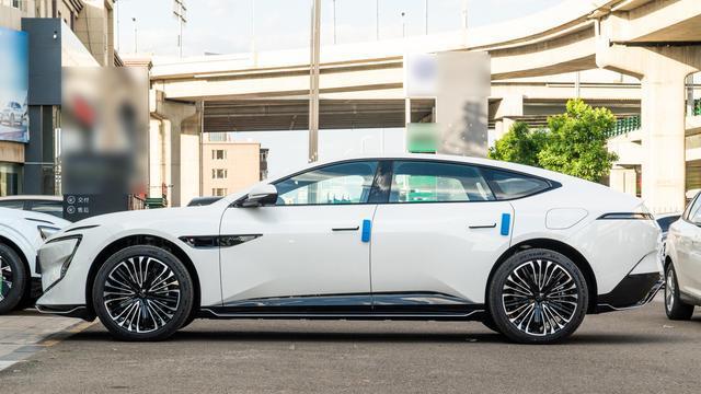 阿维塔12 vs 智界S7：705km vs 630km，谁才是高性能纯电轿车之选？