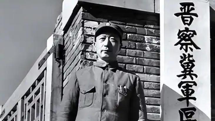 2004年，聂荣臻之女聂力带小外孙看望薄一波，让孩子磕头叫太爷