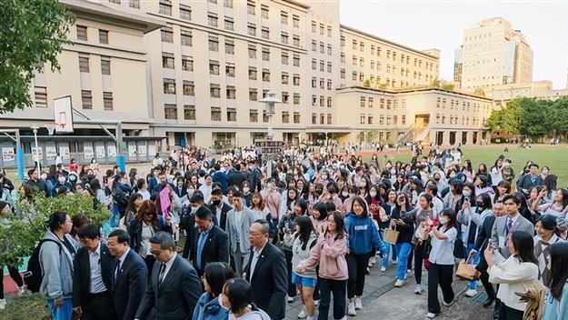 马龙赴台后续！马英九亲迎一起喝奶茶，其幕僚劝马龙“少吃点”