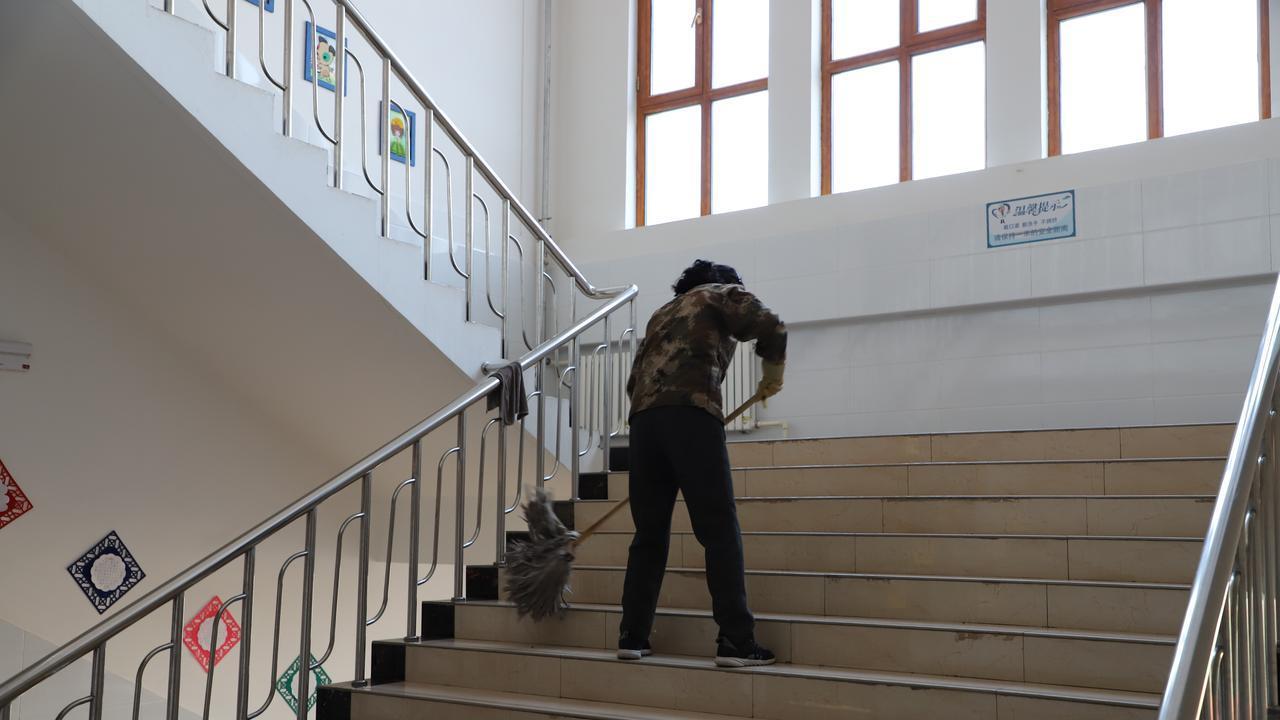 临退休的老师学校照顾去后勤上班不上课，她竟然不愿去，为什么？