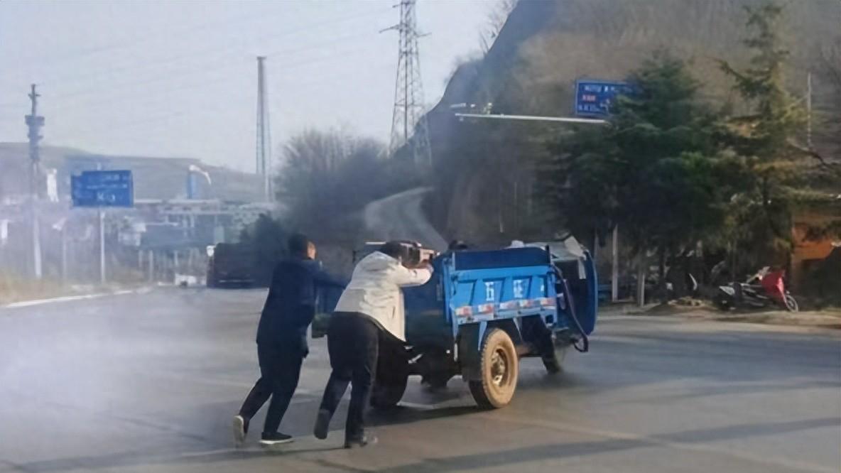 平陆：三轮车抛锚遇困 “村官”援手解围