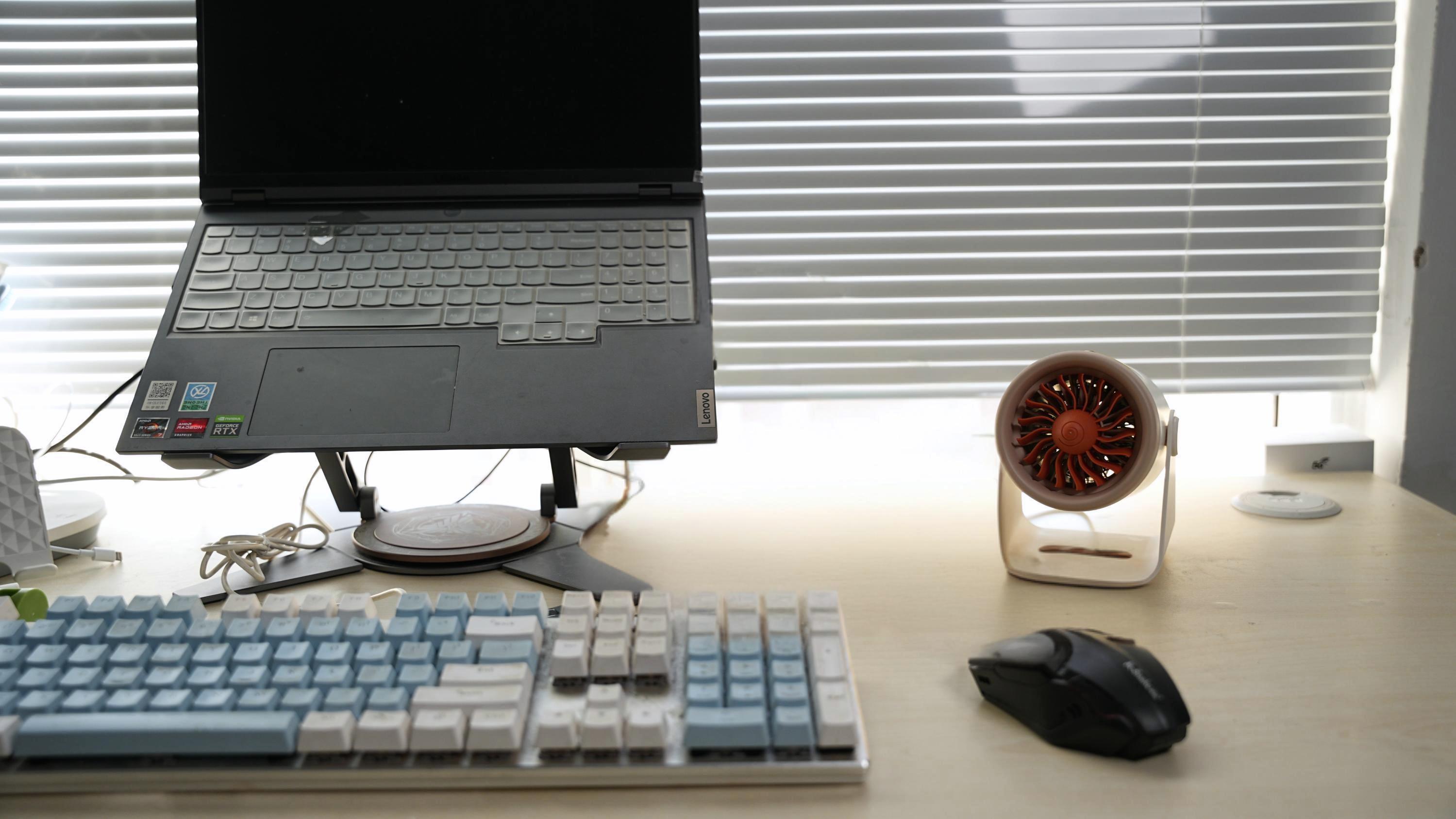 冬天工作冷？桌上摆一台西圣Warm 暖风机给你全场景高效取暖