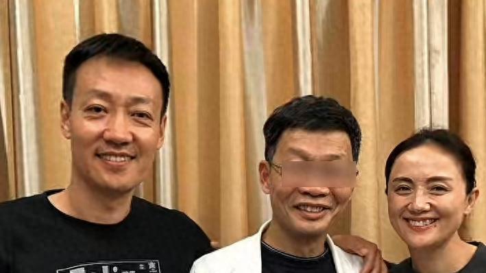 医生晒朱媛媛生病画面：坐病床上双手合十，脸上长斑仍笑容温婉