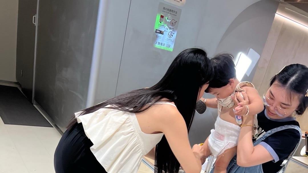 “时尚白上衣+凉鞋”，夏日风搭配，清爽又迷人！