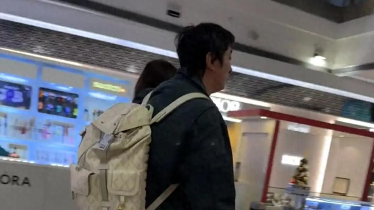 王思聪与女友现身迪拜机场，小细节透露恋爱状况，网友：学到了！