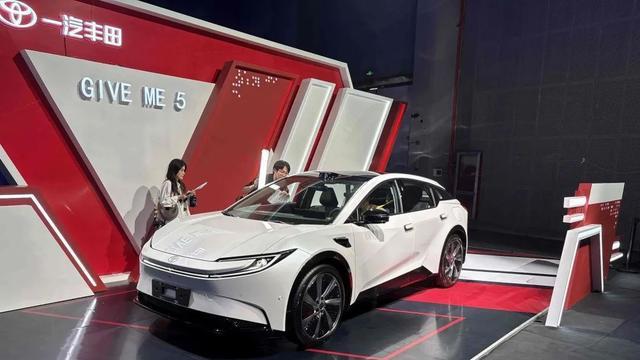 合资反攻第一枪！丰田bZ5预售13万起掀桌子。