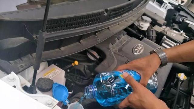 汽车玻璃水：行车视野的“清道夫”