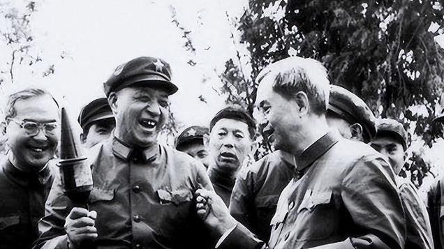 杨得志亲自到家探望一位上将，还给他派了专机，上将：我不去