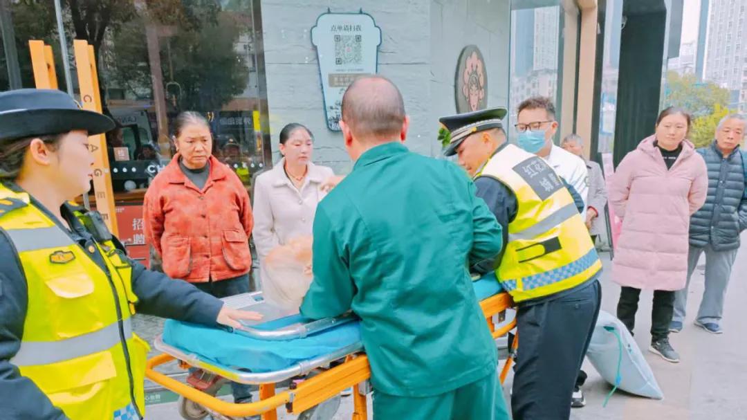 暖心帮助摔倒老人 平凡善举显担当
