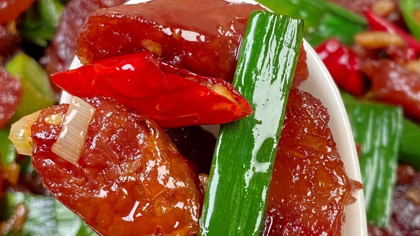 秋冬必备下饭菜！蒜苗炒腊肠，香到能扒3碗饭