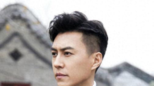 北京这一次，靳东的“江湖地位”展露无遗，他可不止是参加了两会