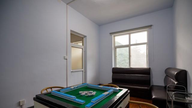 女人输钱要走，男人竟塞钱让她接着打！