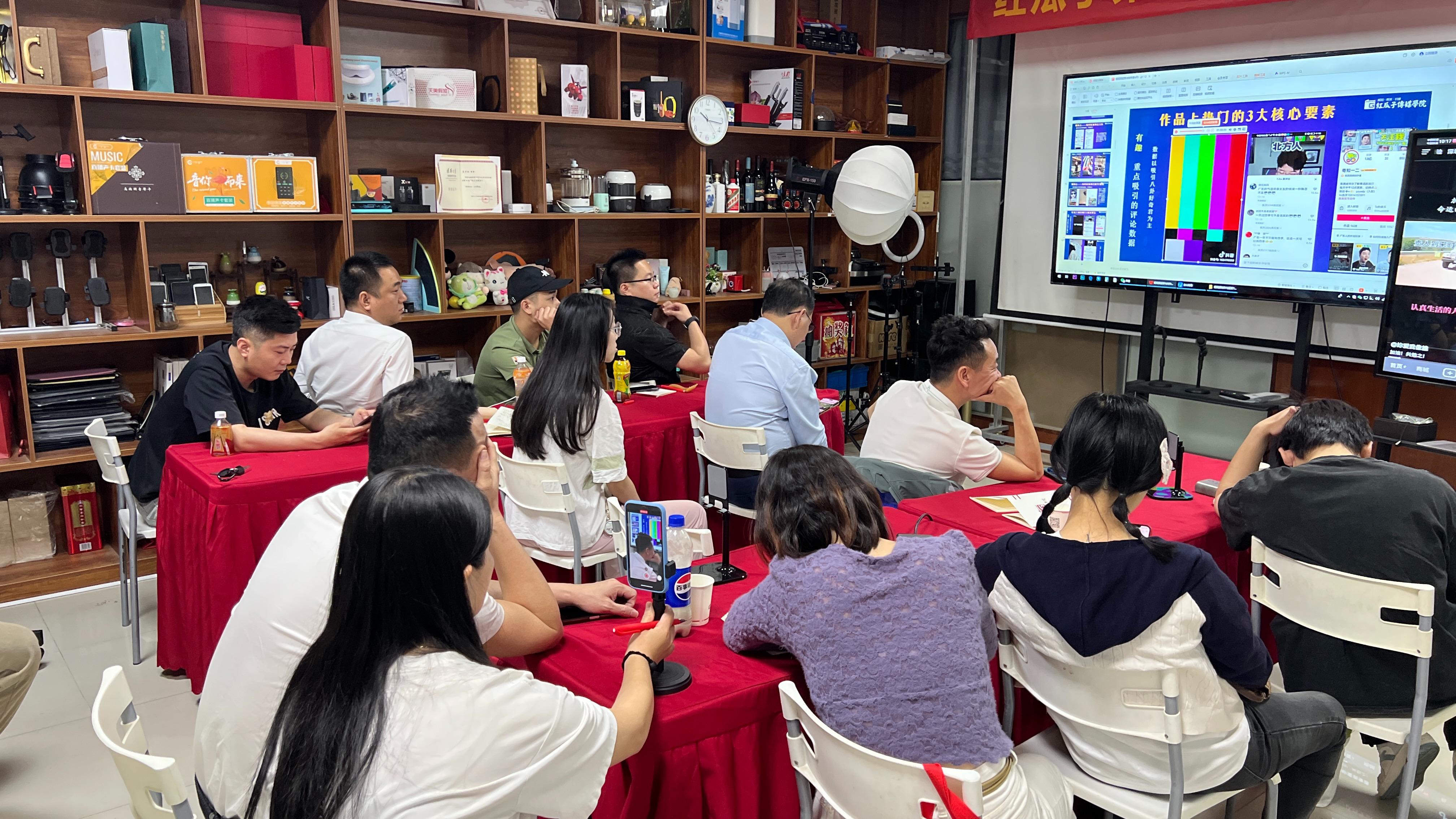 公司新招了一个运营每天就做个文案，开口工资就要6500这合理吗?