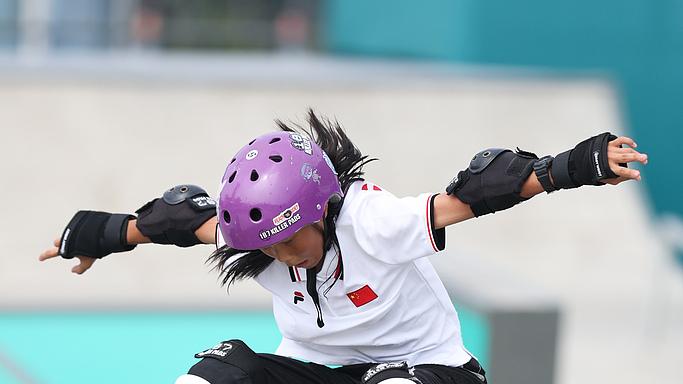 崔宸曦14岁首登奥运滑板赛场的精彩瞬间回顾