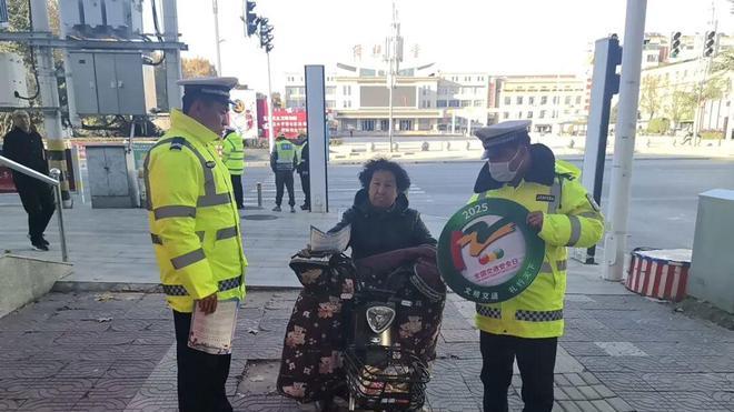 【绛县公安】交警路口宣交安 警民携手筑平安